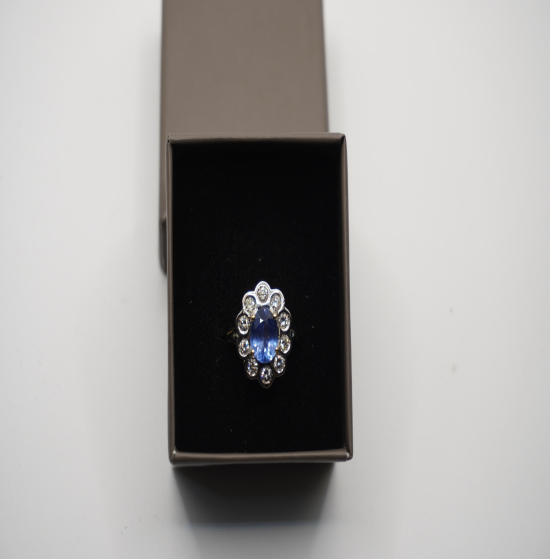 Ring Gold 18K yelow and white with 10 diamonds and a oval ceylon sapphir 1.50 creation